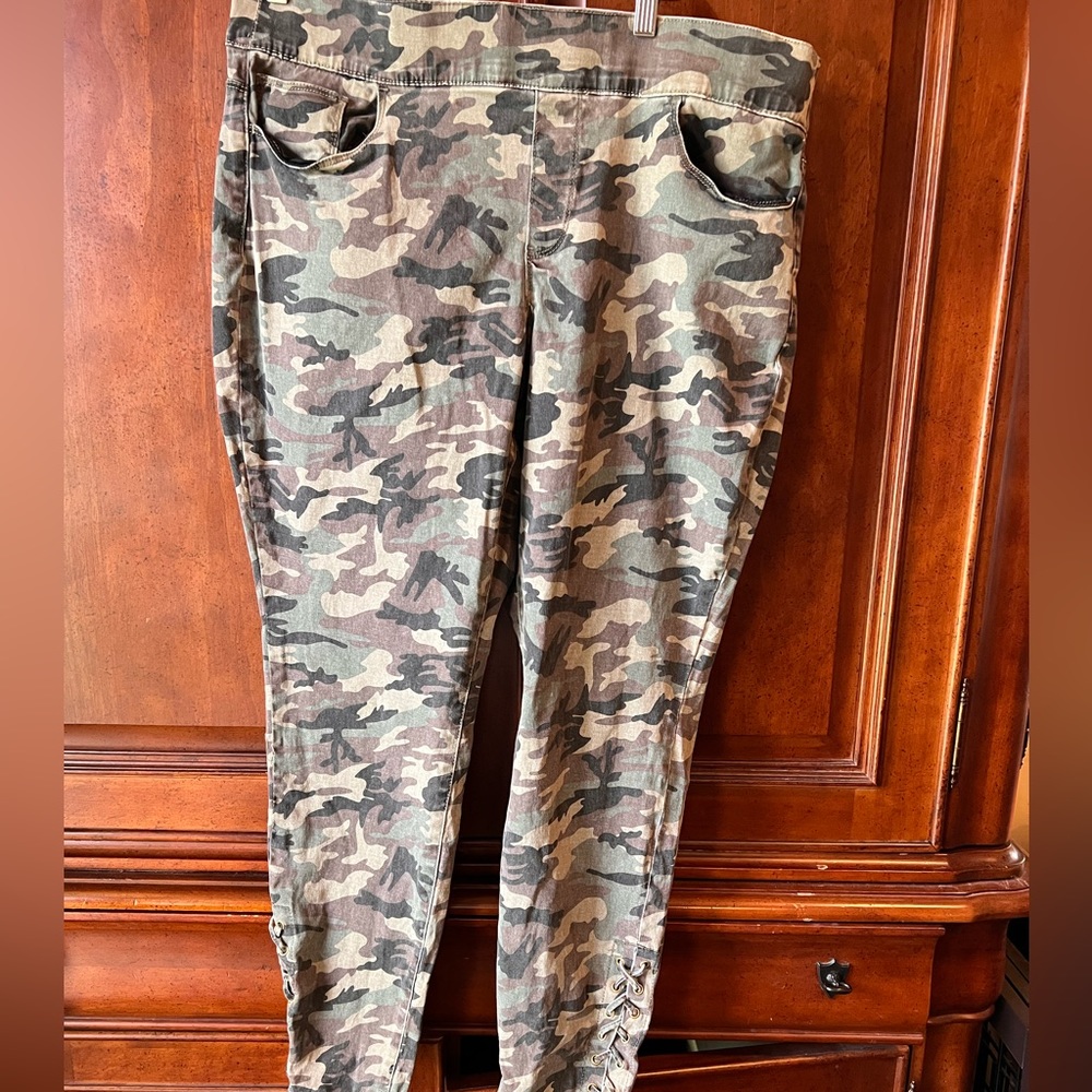 Fashion to figure size 1x camo leggings